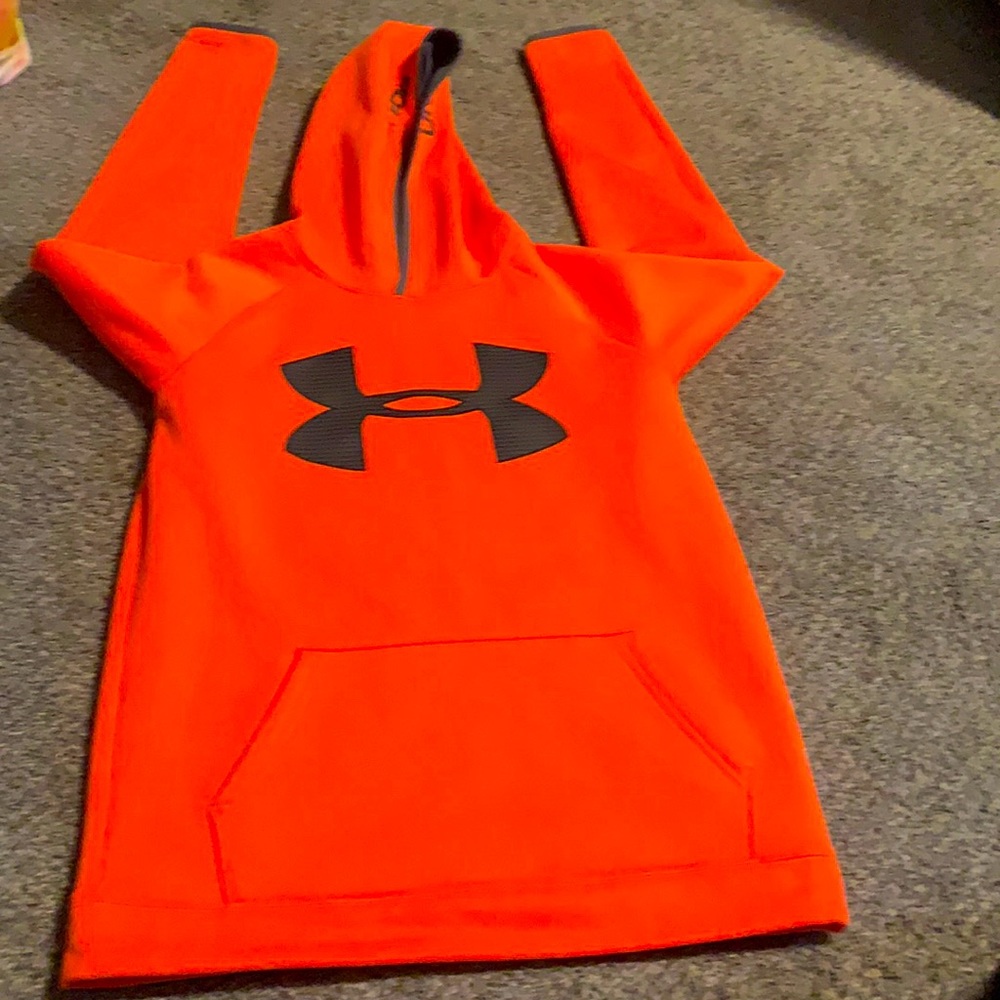 Almost new men’s Under Armor sweatshirt.